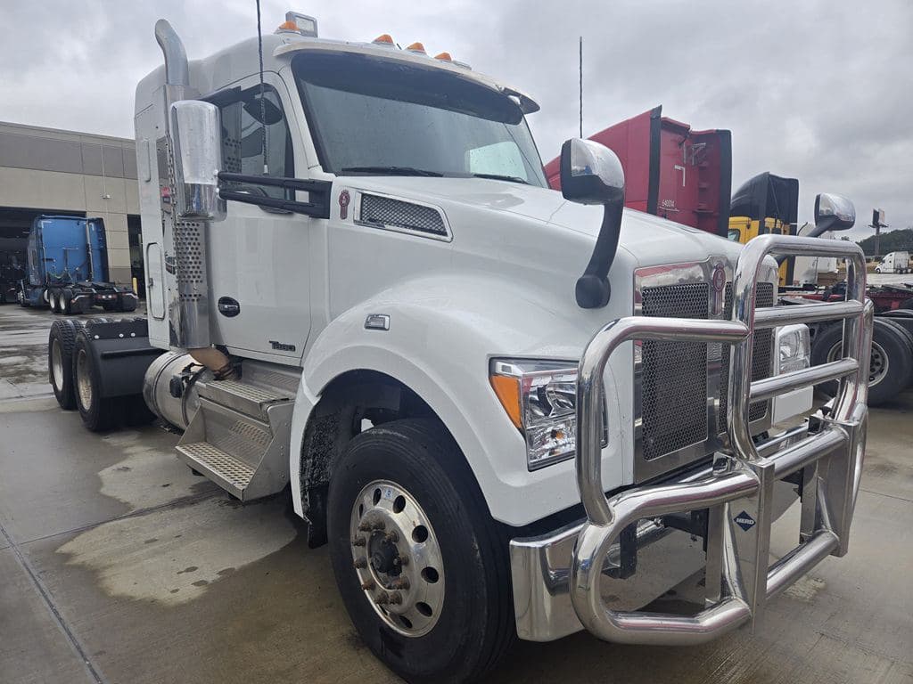 Used 2022 KENWORTH T880S image 2