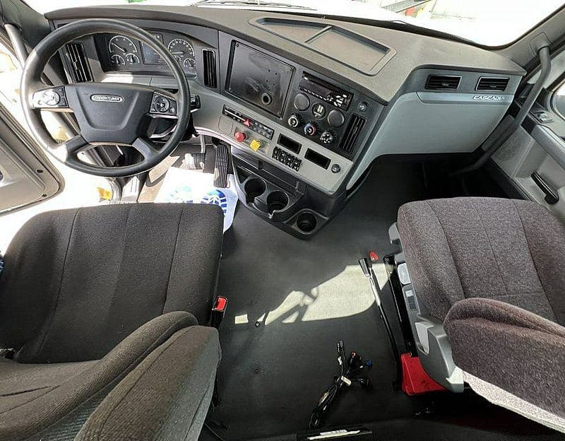 2021 Freightliner Cascadia 126 image 9