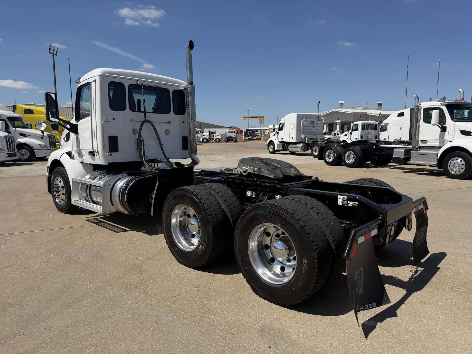 2021 Peterbilt 579 image 3
