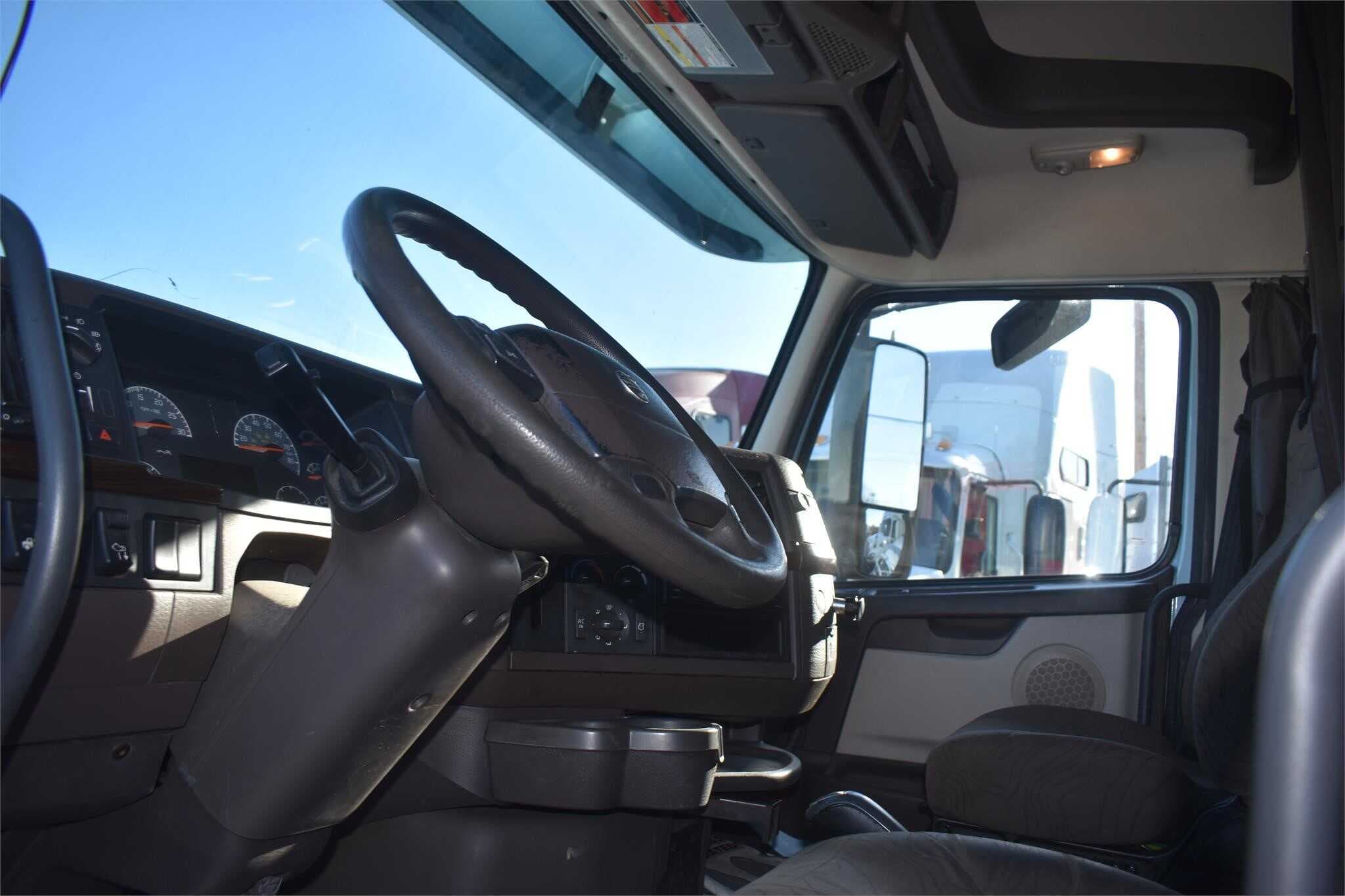 2013 Volvo VNL670 image 4