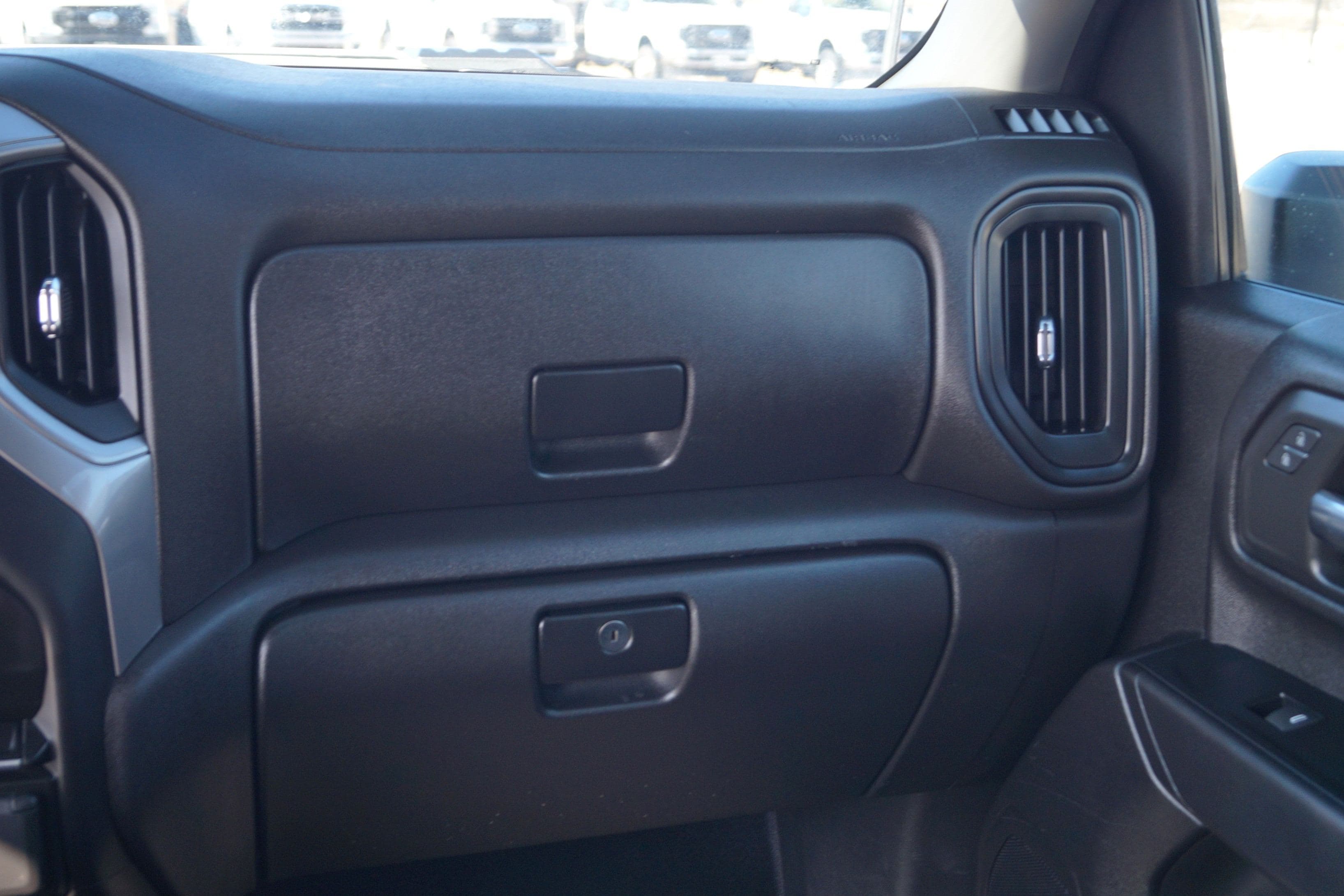 2023 Chevrolet Silverado 2500 WT - 8ft Flatbed - 4WD 6.6L V8 image 21