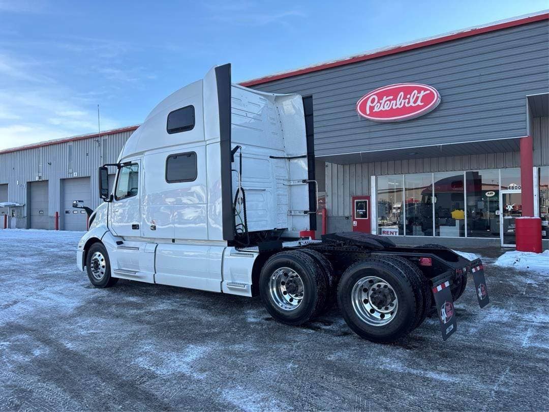 2023 Volvo VNL64T860 image 1