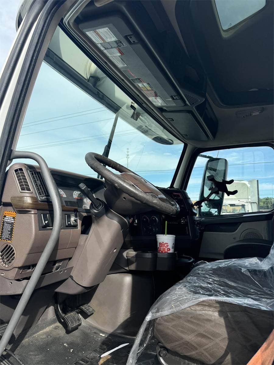 2016 Volvo VNL64T670 image 3