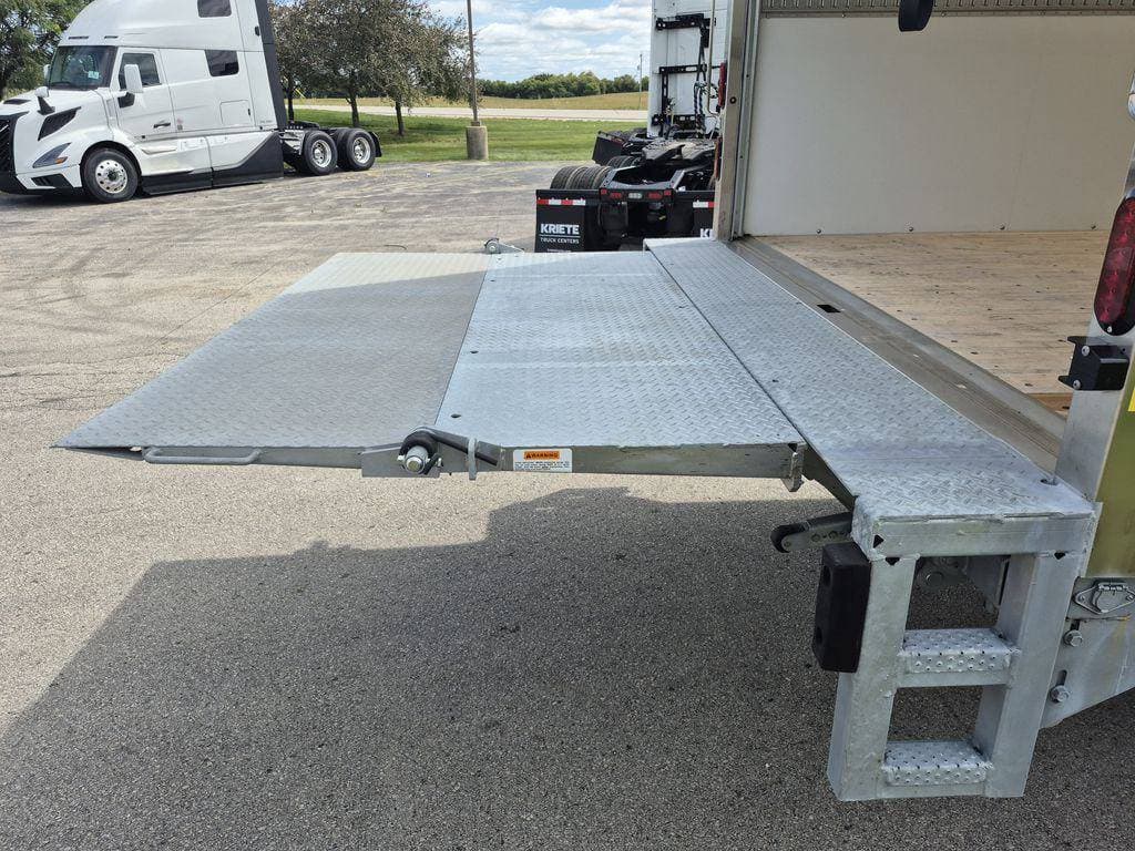 2024 Isuzu NRR image 13