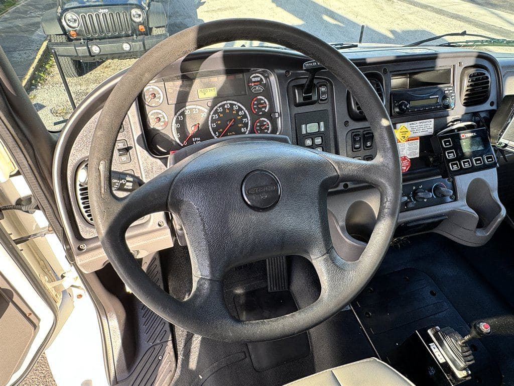 2015 Freightliner M2 106 image 65