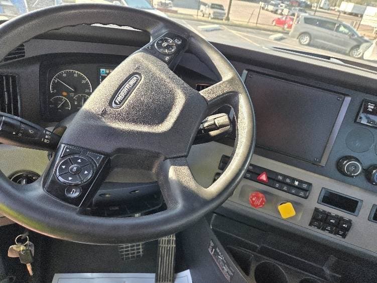 2021 Freightliner Cascadia image 8