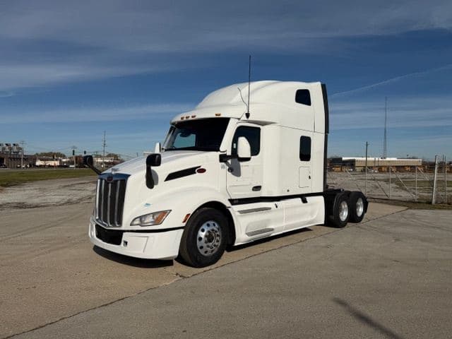 2023 Peterbilt 579 image 1