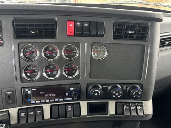 2026 Kenworth T880 image 14