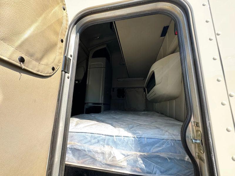 2022 Peterbilt 579 image 25