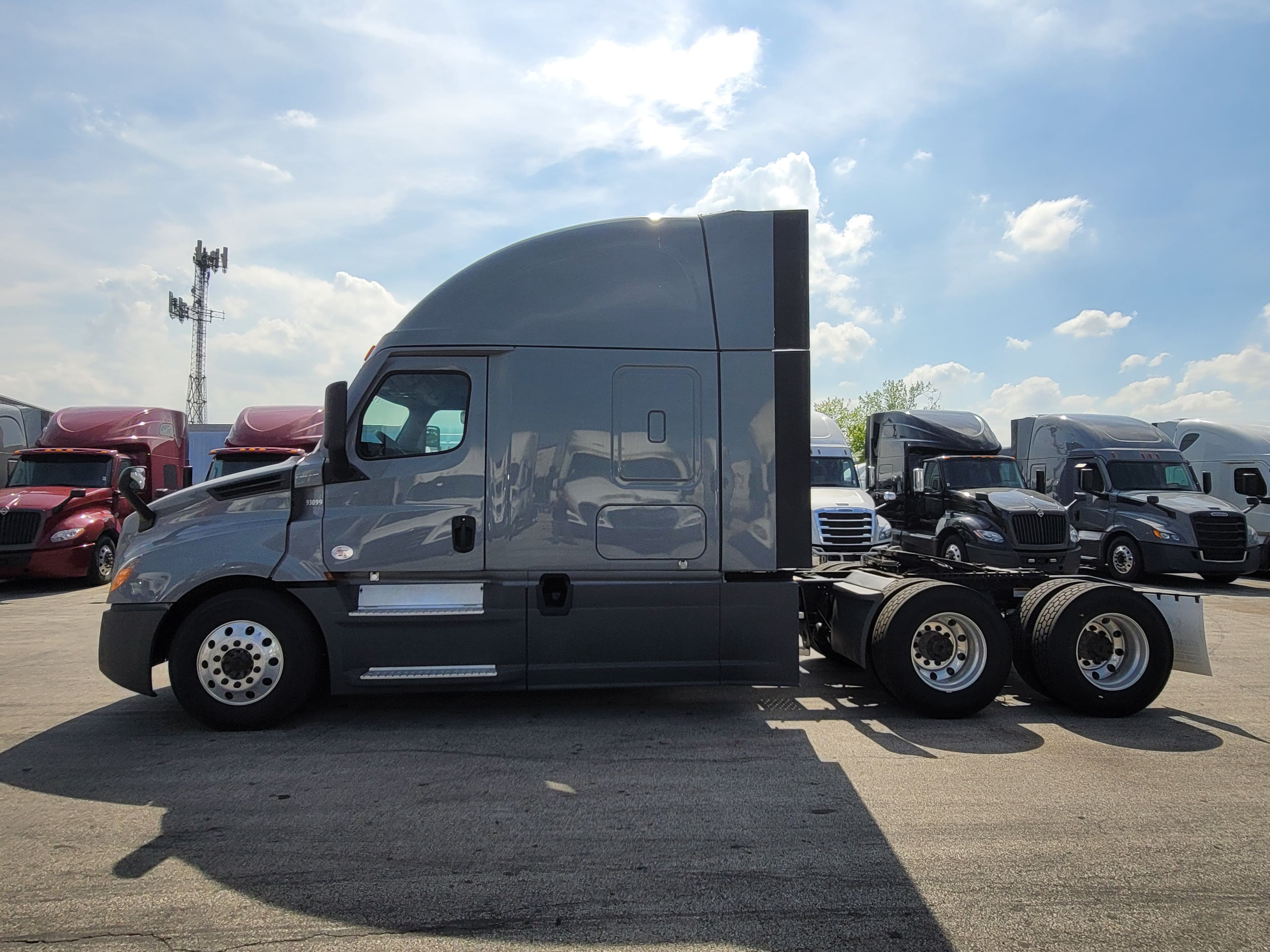 2023 Freightliner Cascadia 125 image 2