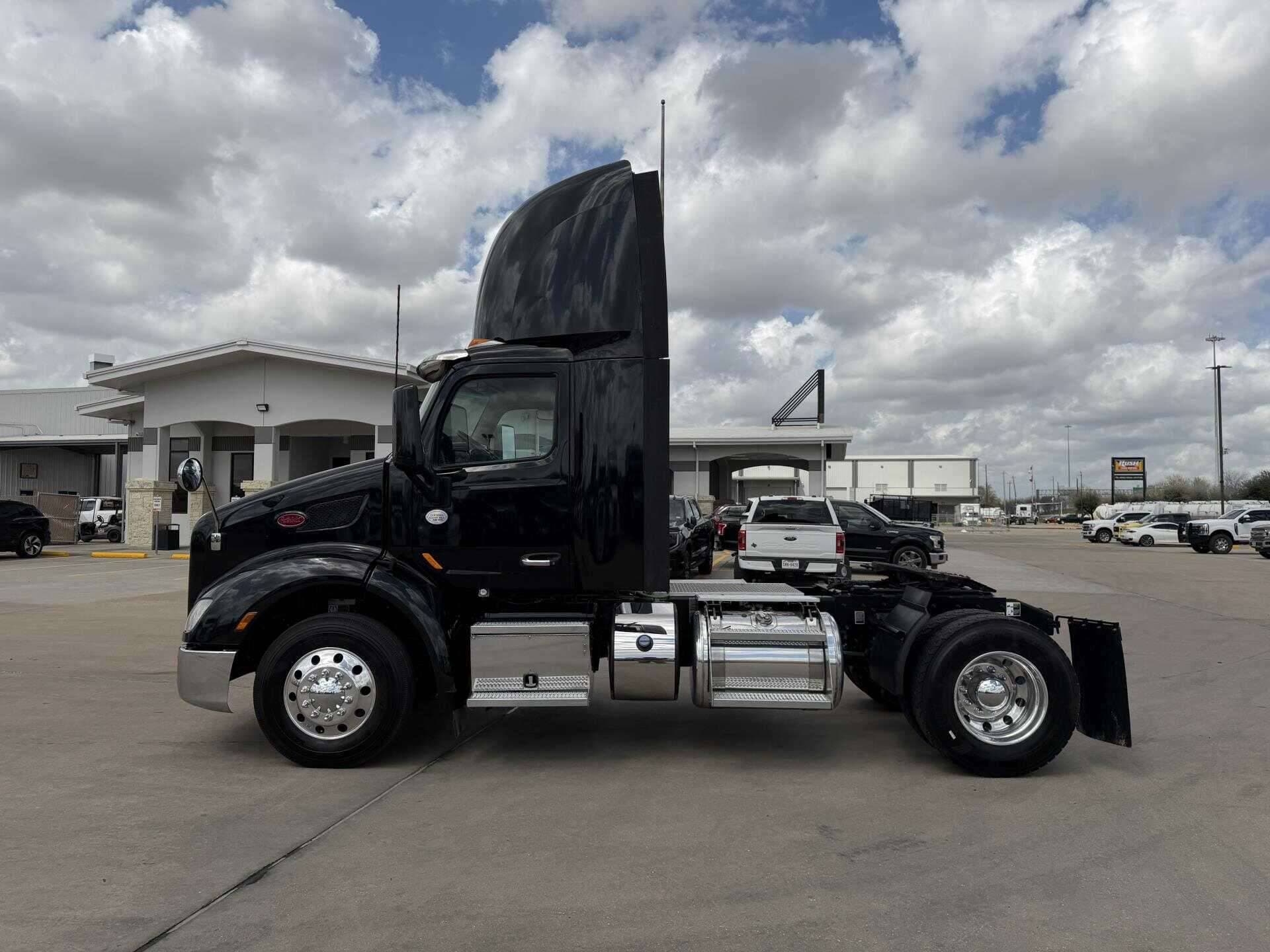 2021 Peterbilt 579 image 1