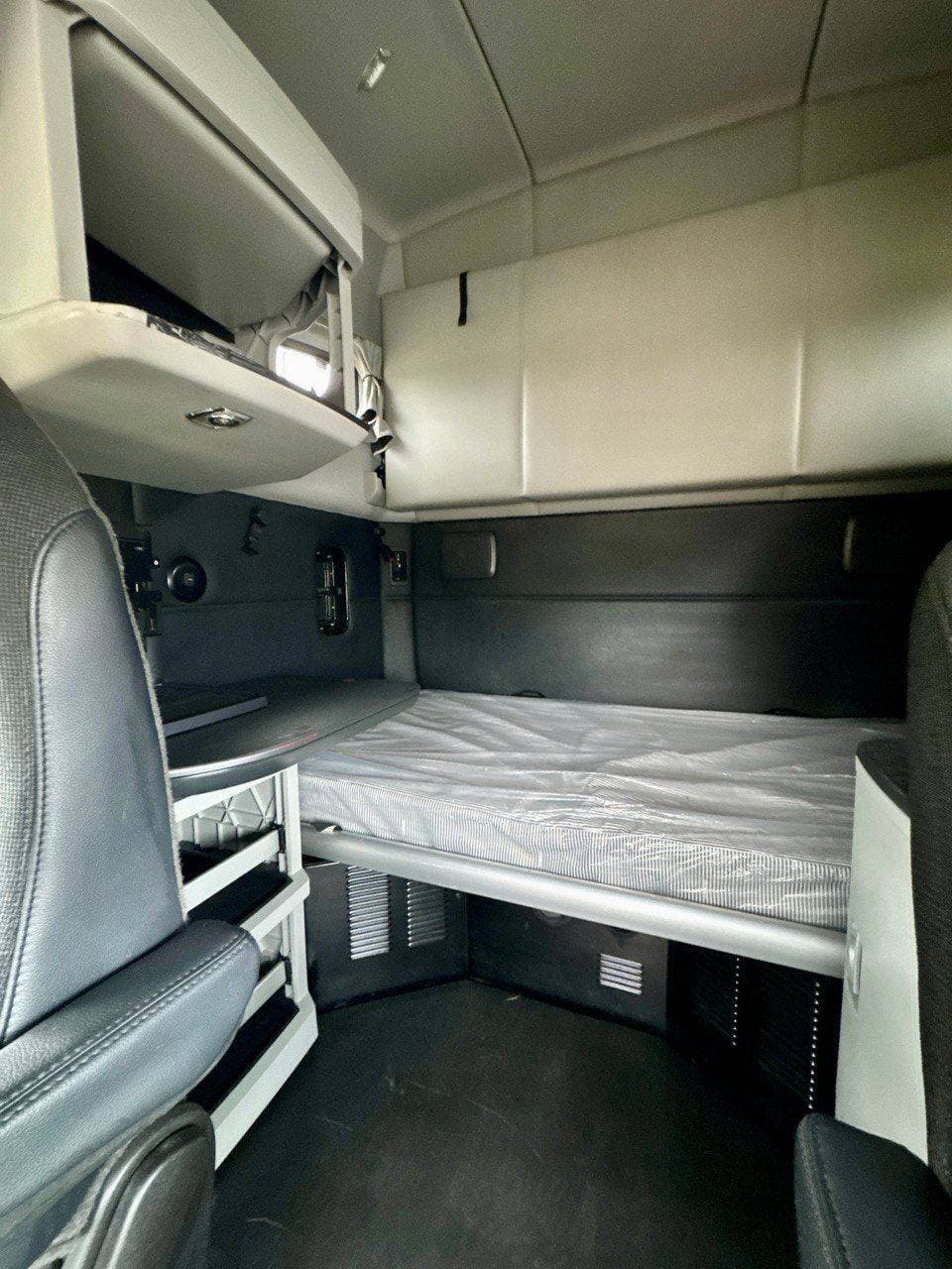 2023 Kenworth T680 image 15