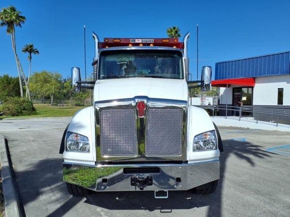 2025 Kenworth T880 image 2