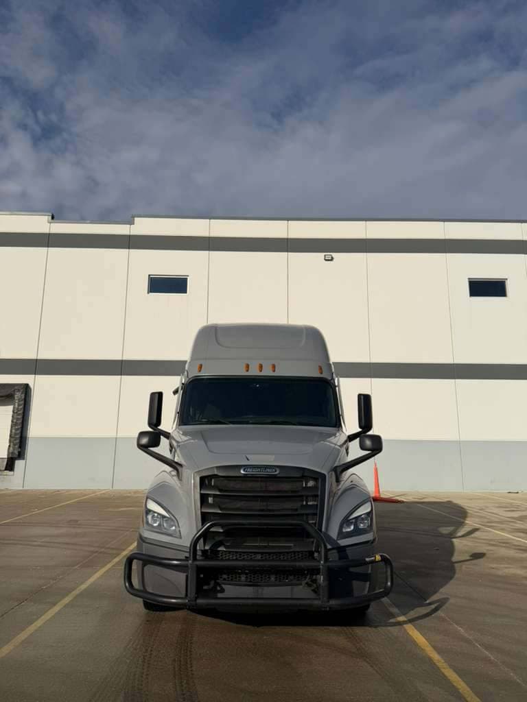 2024 Freightliner Cascadia image 2