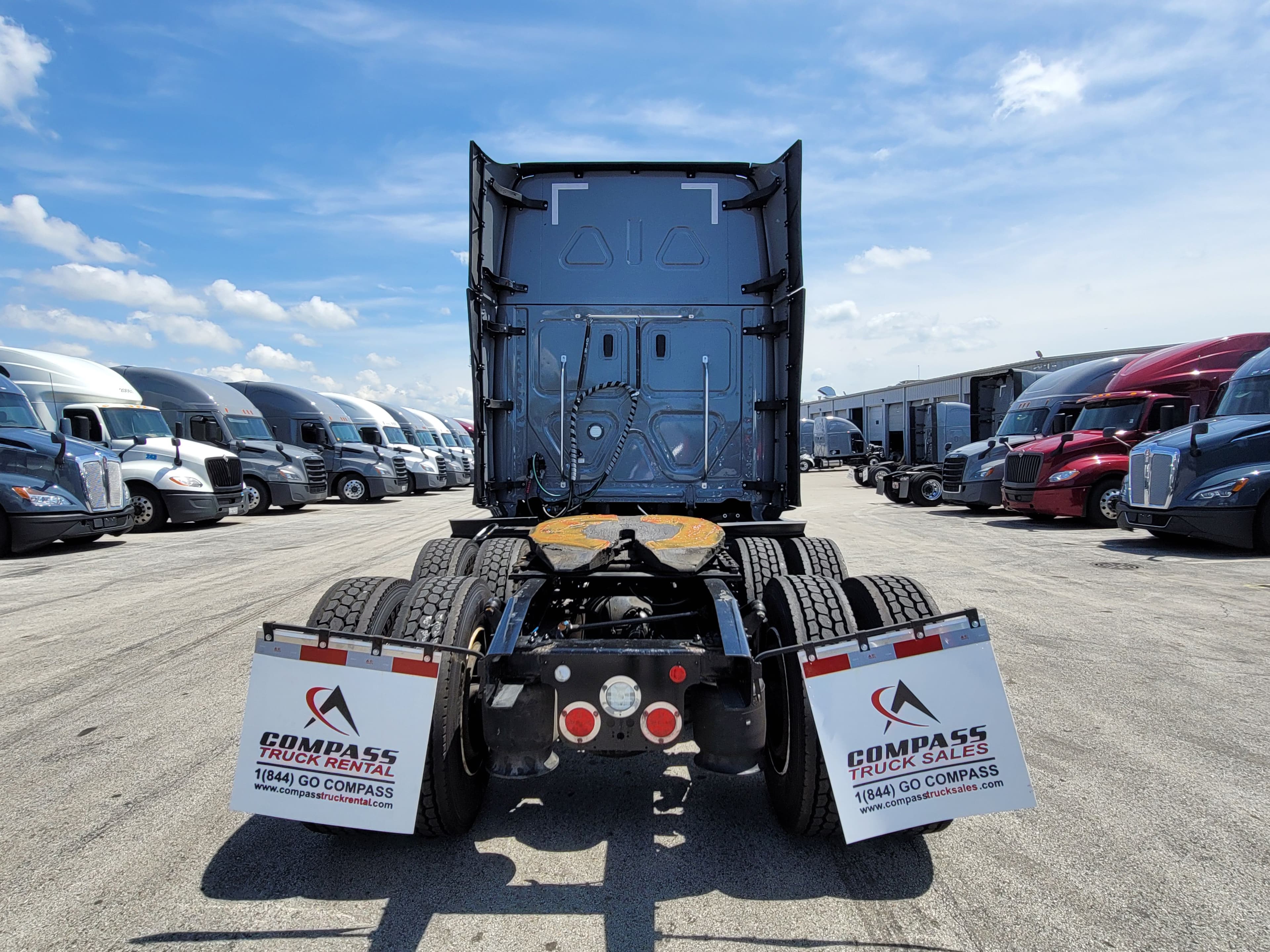 2023 Freightliner Cascadia 126 image 3