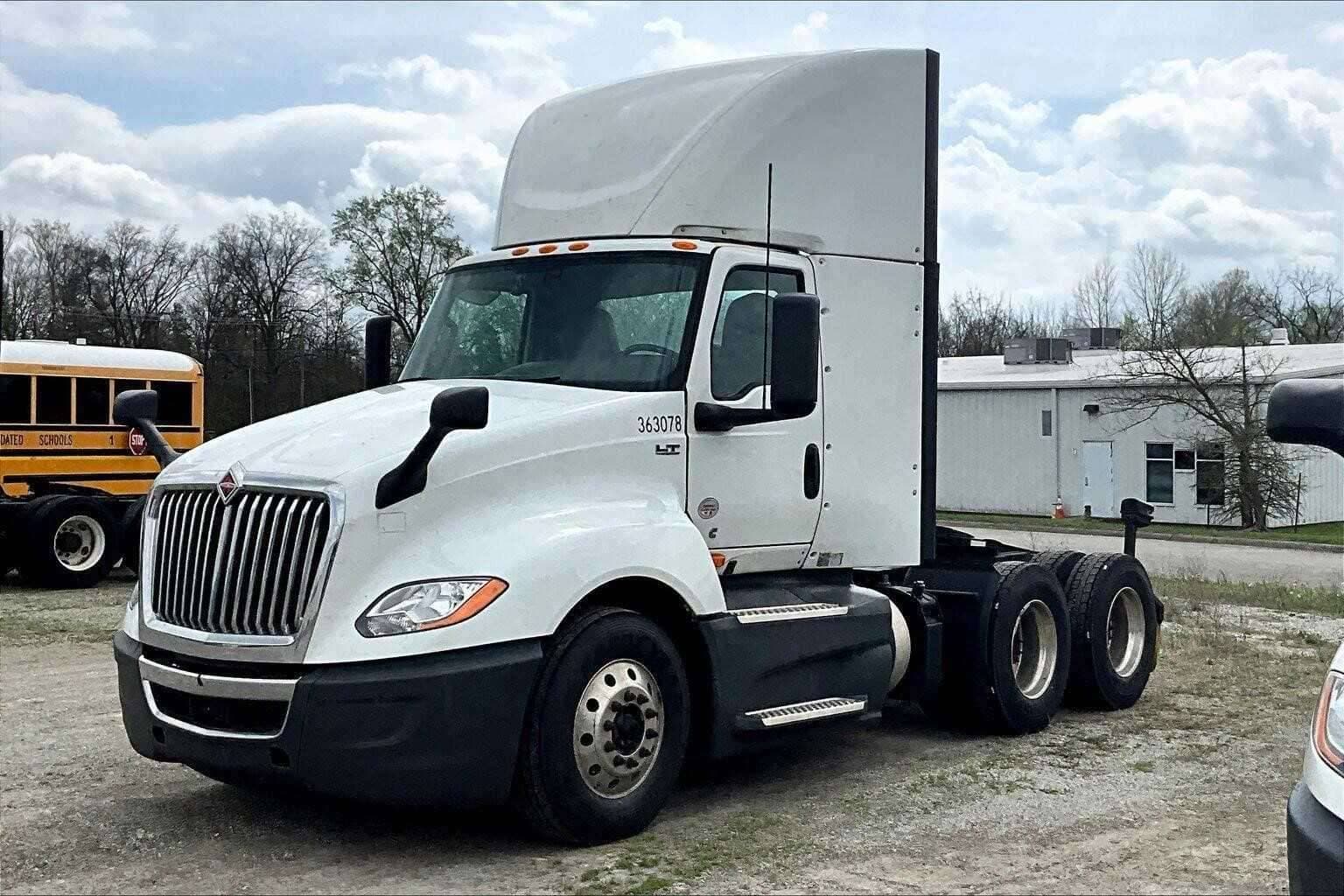 2021 International LT625 image 3