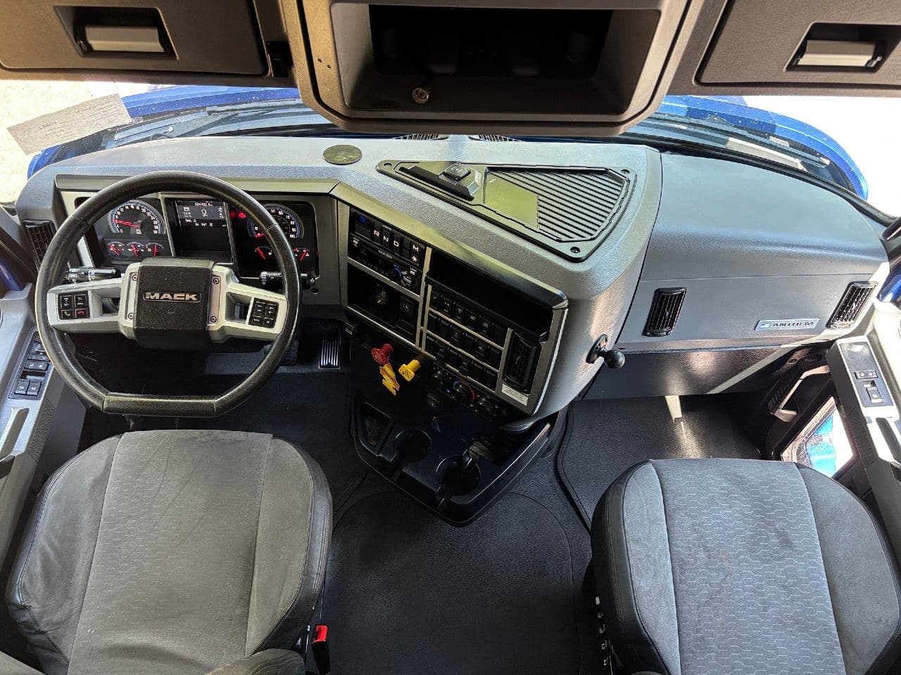 2019 Mack Anthem image 18