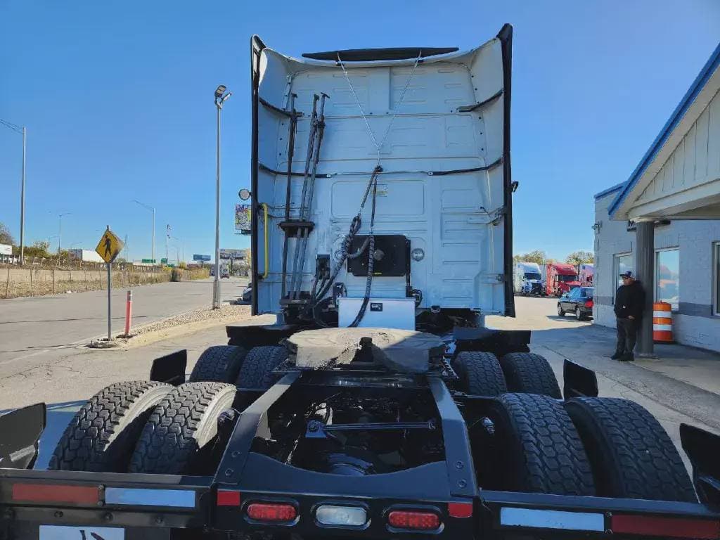 2022 Volvo VNL image 3