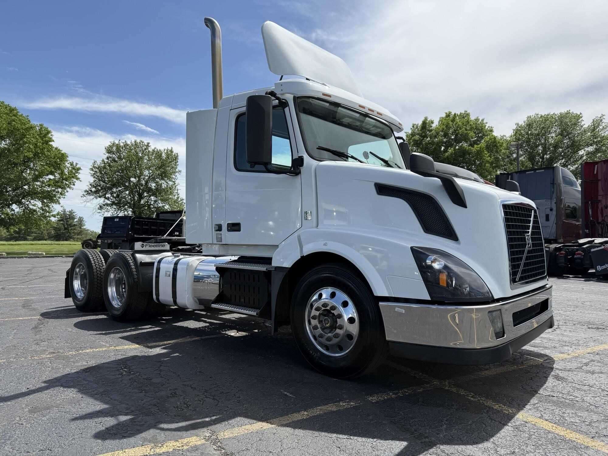 2017 Volvo VNL image 4
