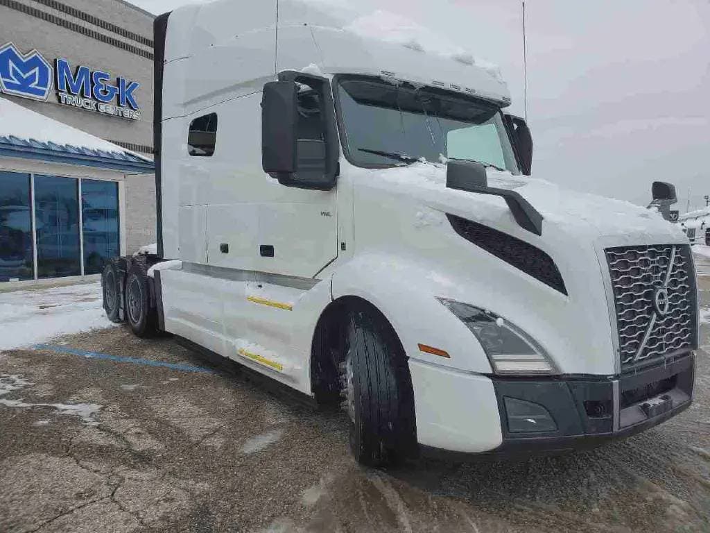 2022 Volvo VNL image 2