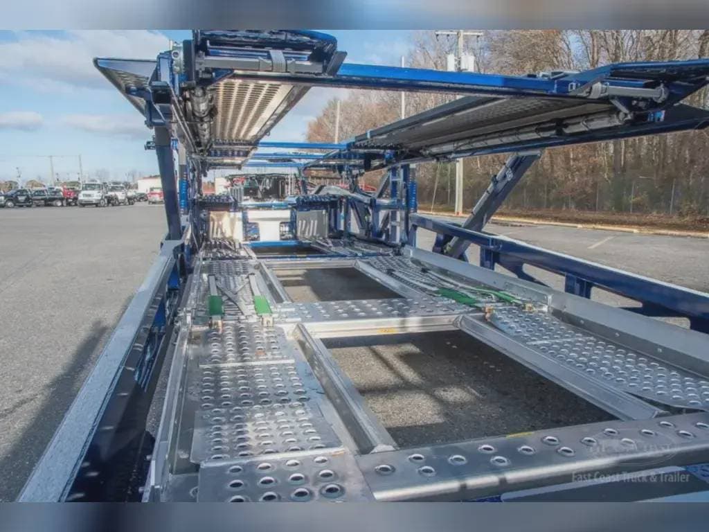 2025 Peterbilt 589 image 2