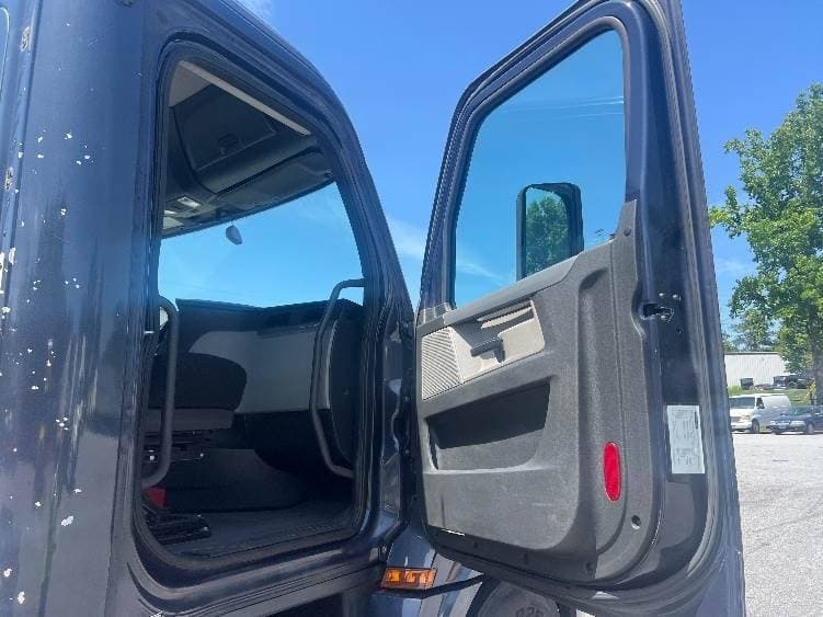 2019 Freightliner Cascadia 126 Day Cab Truck - 455HP, 12 Speed Automatic image 12