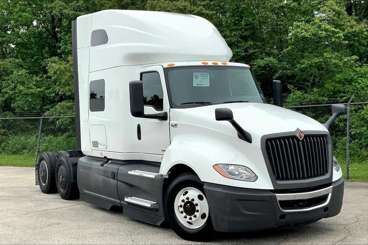 2021 International LT625 image 2