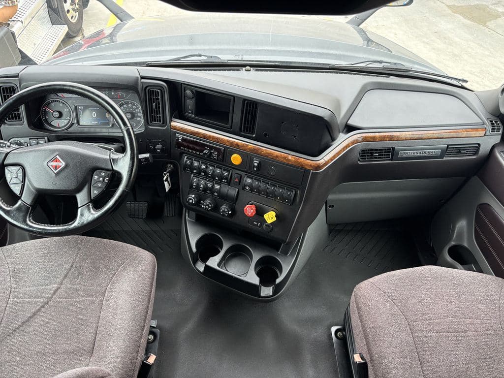 Used 2021 INTERNATIONAL LT625 image 6