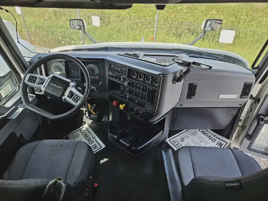 Used 2020 MACK Conventional - Sleeper Truck image 5