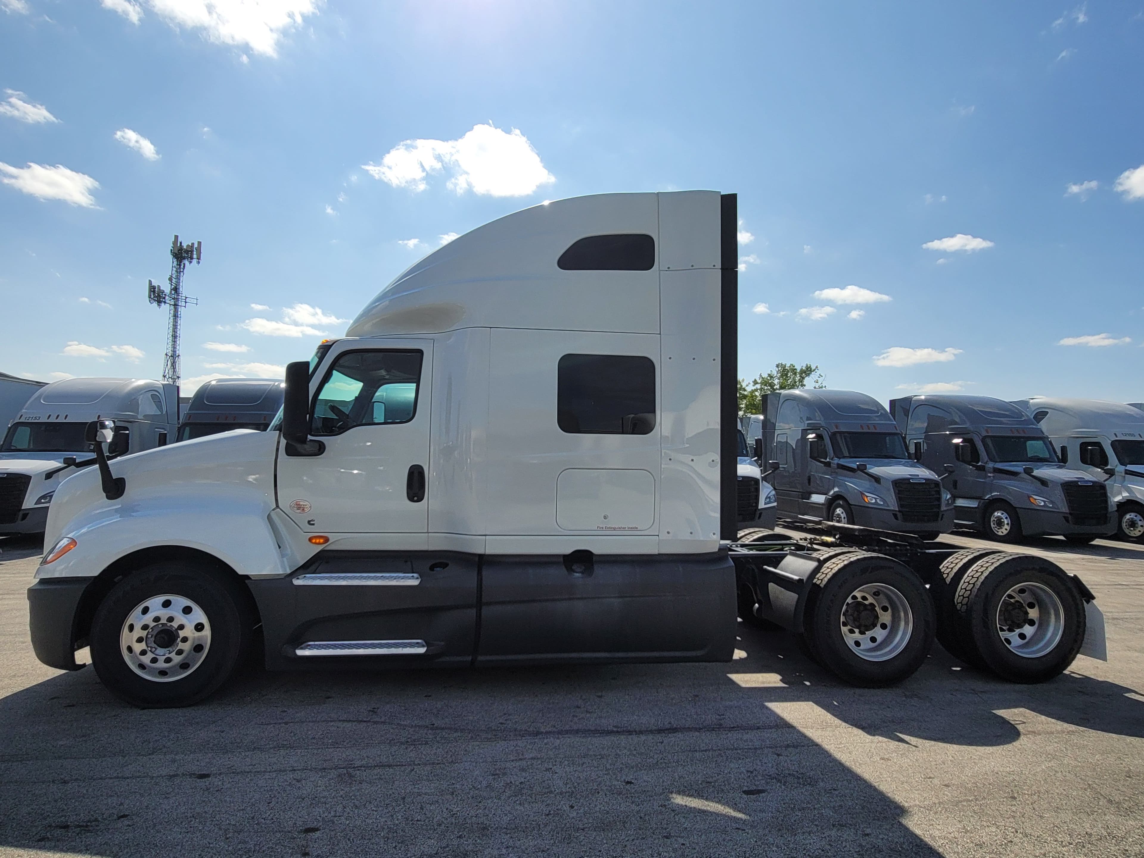 2022 International LT625 image 2