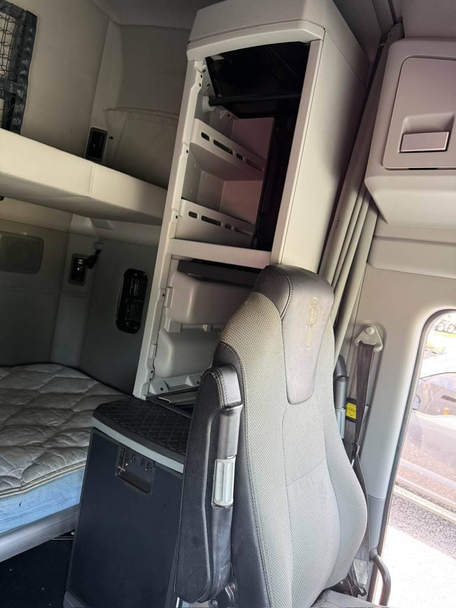 2021 Kenworth T680 image 8