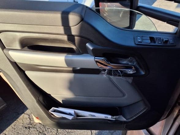 2025 Kenworth T880 image 16