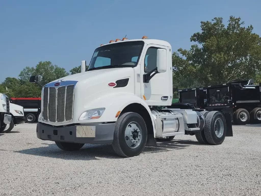 2022 Peterbilt 579 image 1