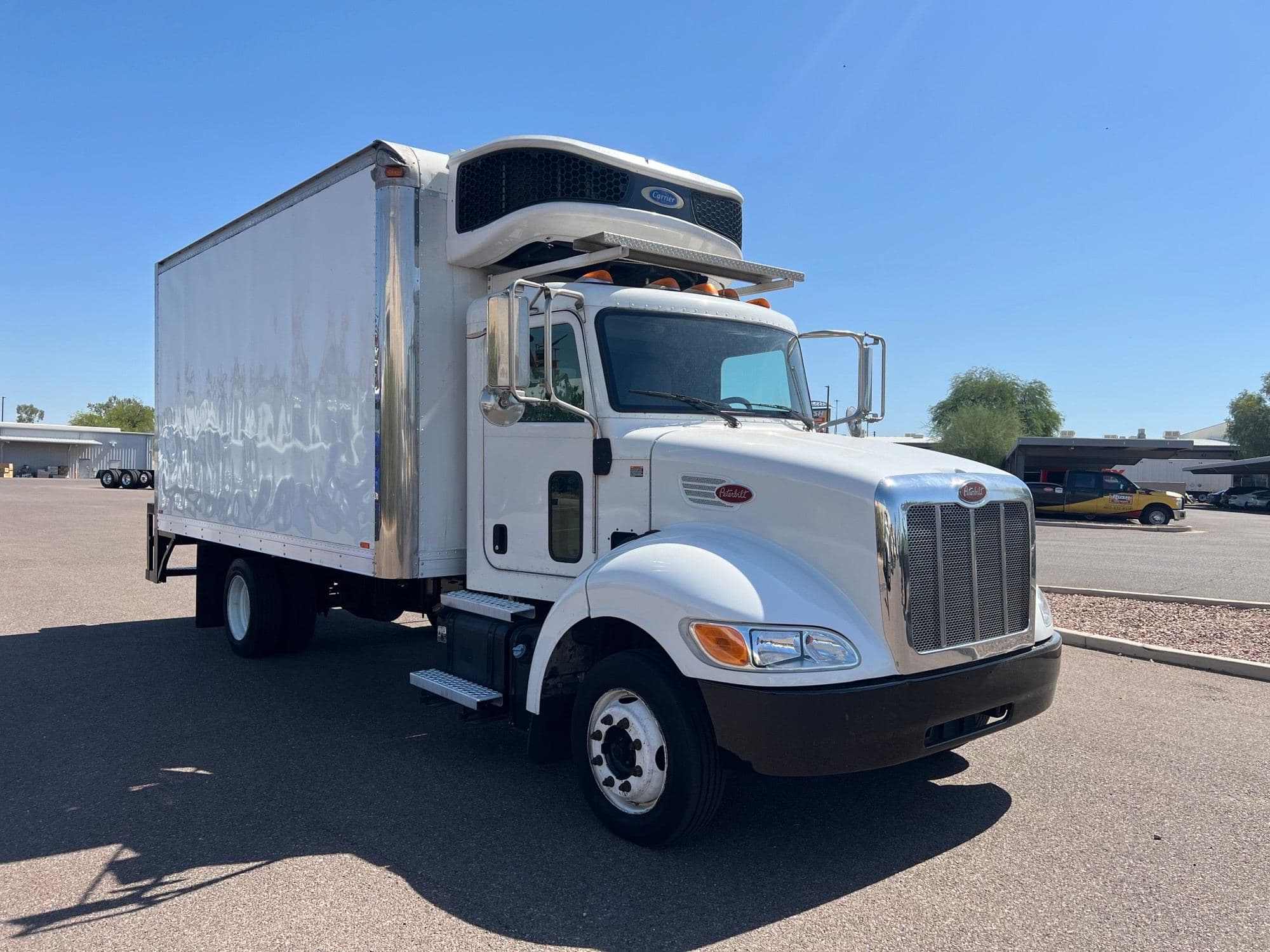 2018 Peterbilt 325 image 3