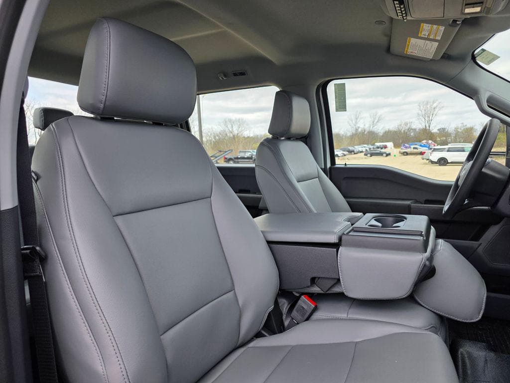 2026 Ford F-450SD XL DRW CAB CHASSIS image 38
