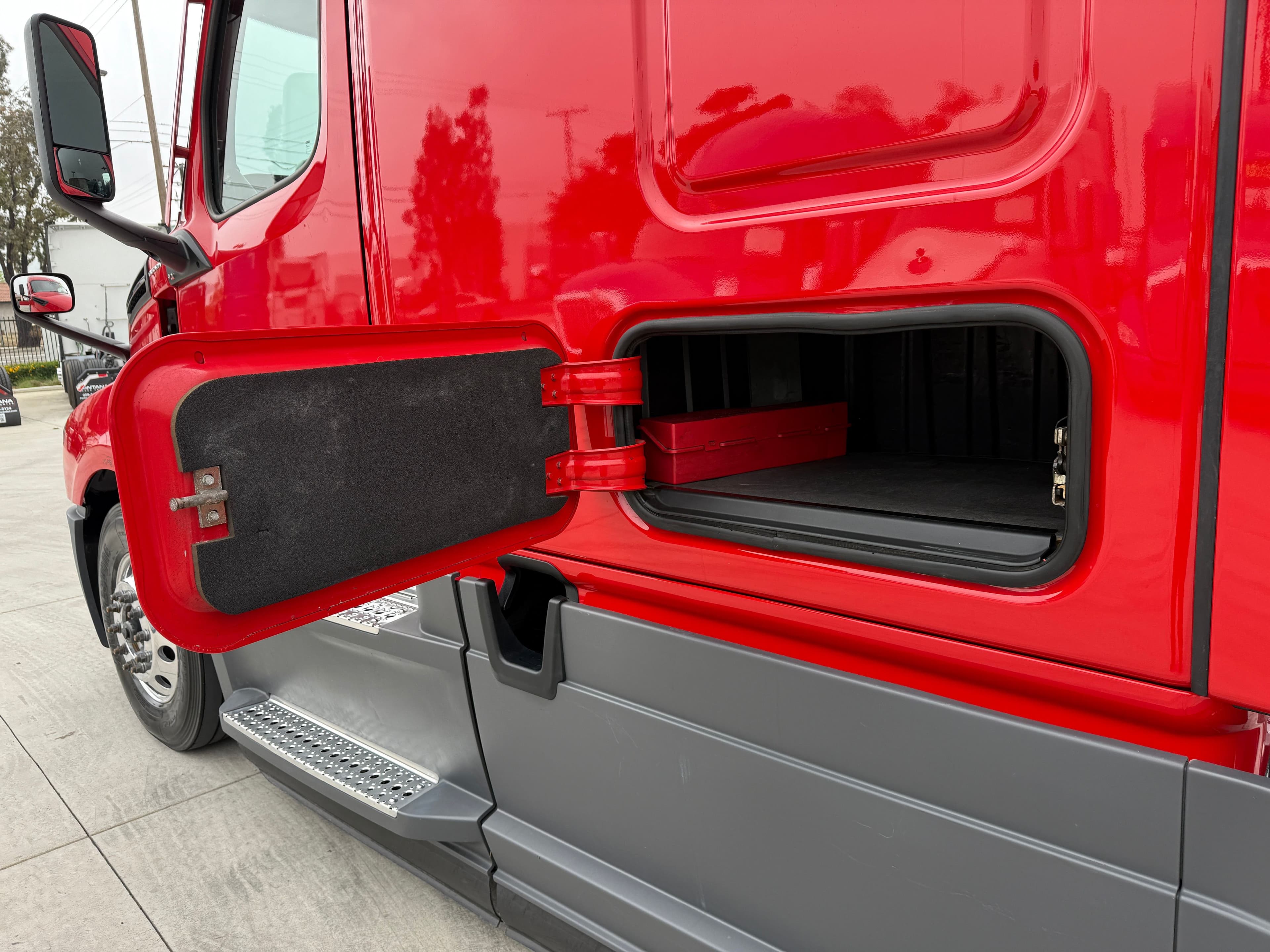 2021 Freightliner Cascadia 126 image 10