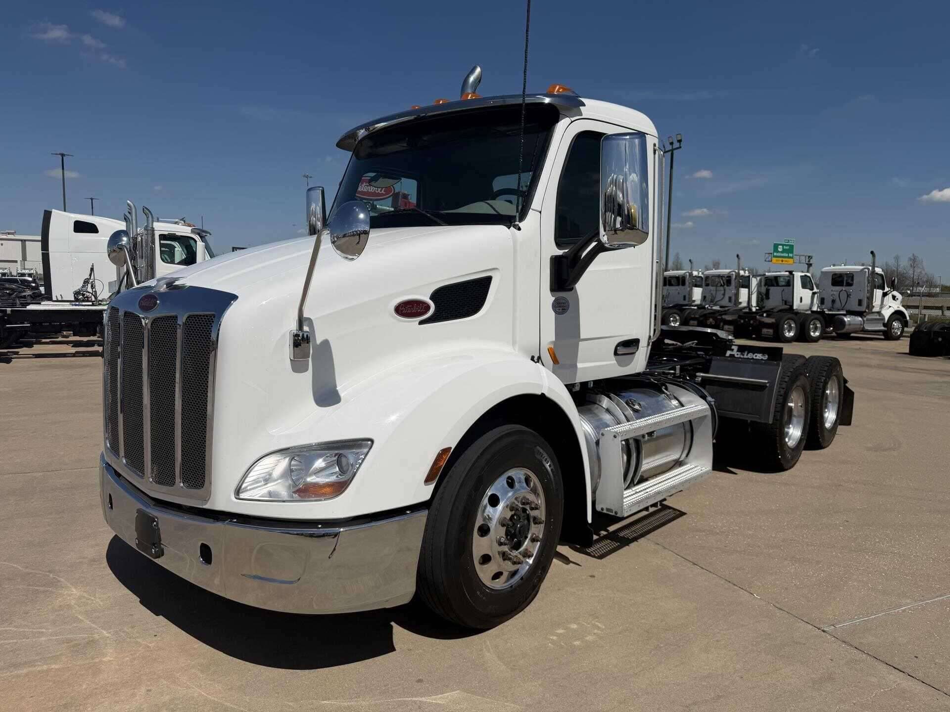 2021 Peterbilt 579 image 1