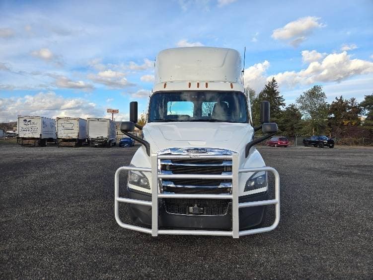 2021 Freightliner Cascadia image 1