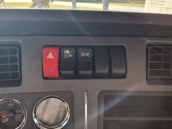 2026 Kenworth T880 image 18