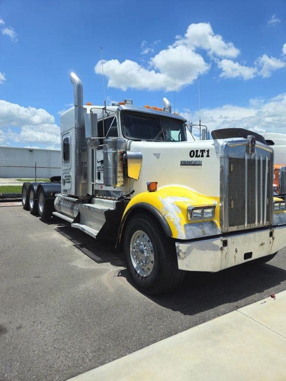 2014 Kenworth W900 image 2