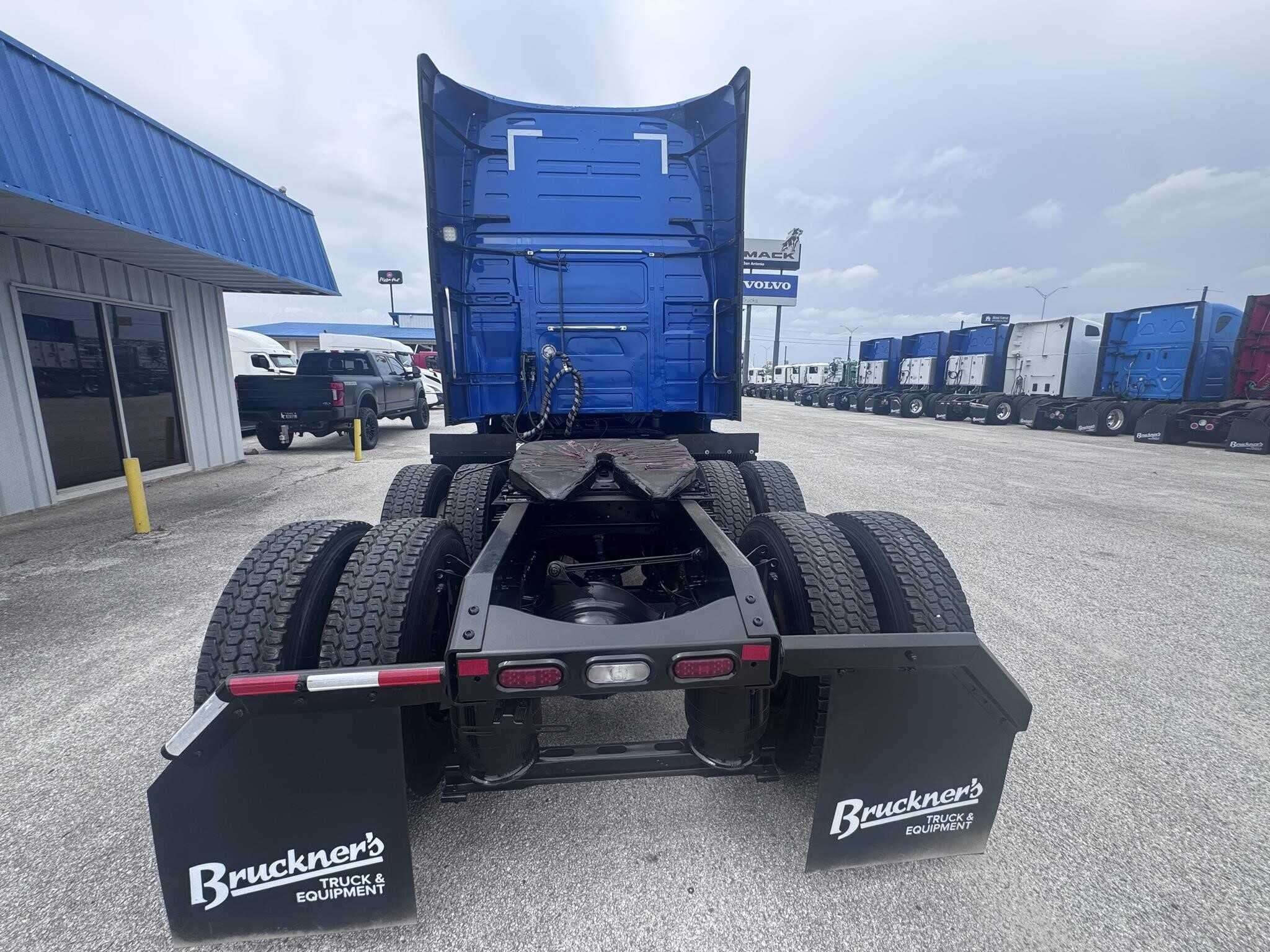 2021 Volvo VNL64760 image 4