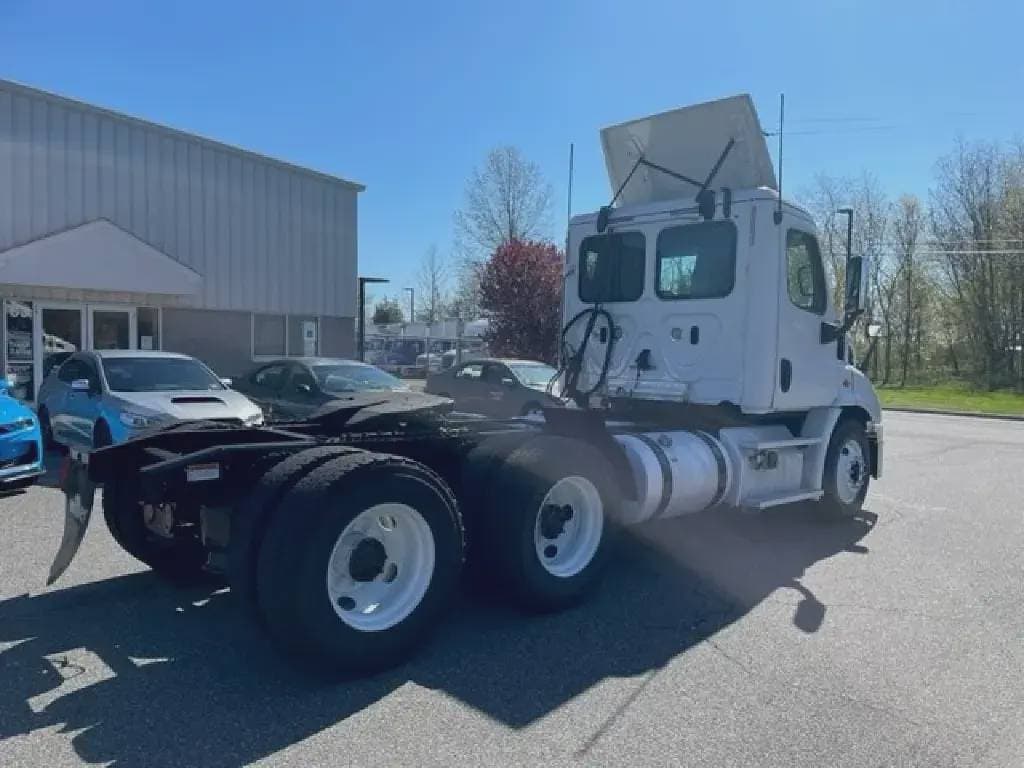 2019 Freightliner Cascadia 113 image 4
