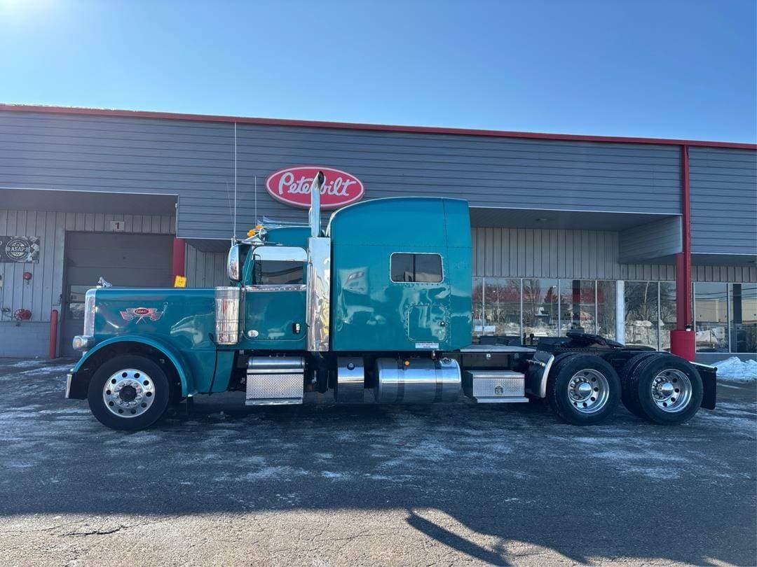 2022 Peterbilt 389 image 3