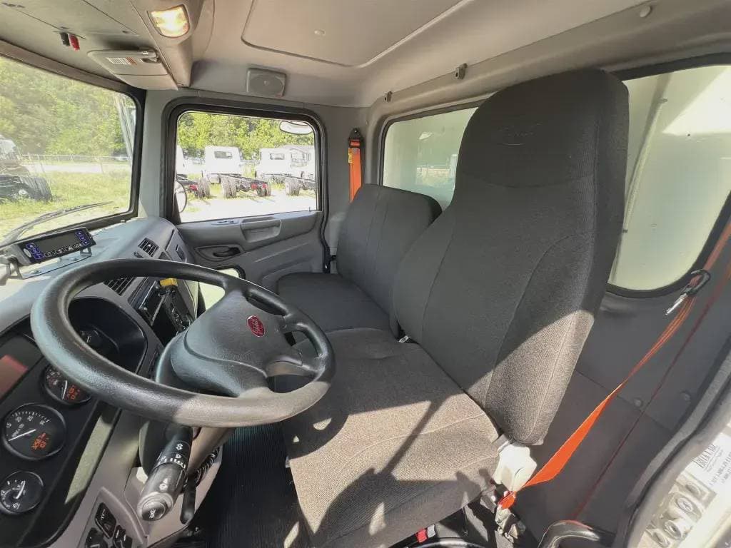 2022 Peterbilt 337 image 7