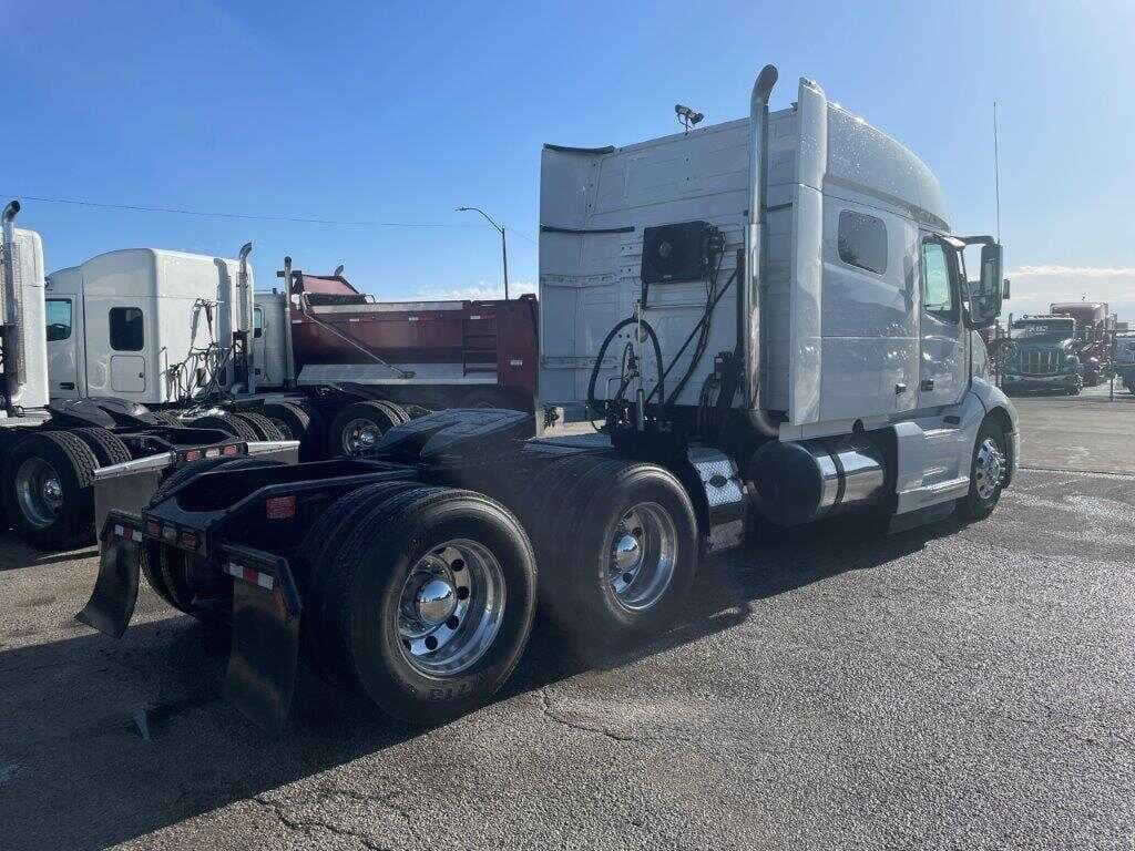 2020 Volvo VNL image 6
