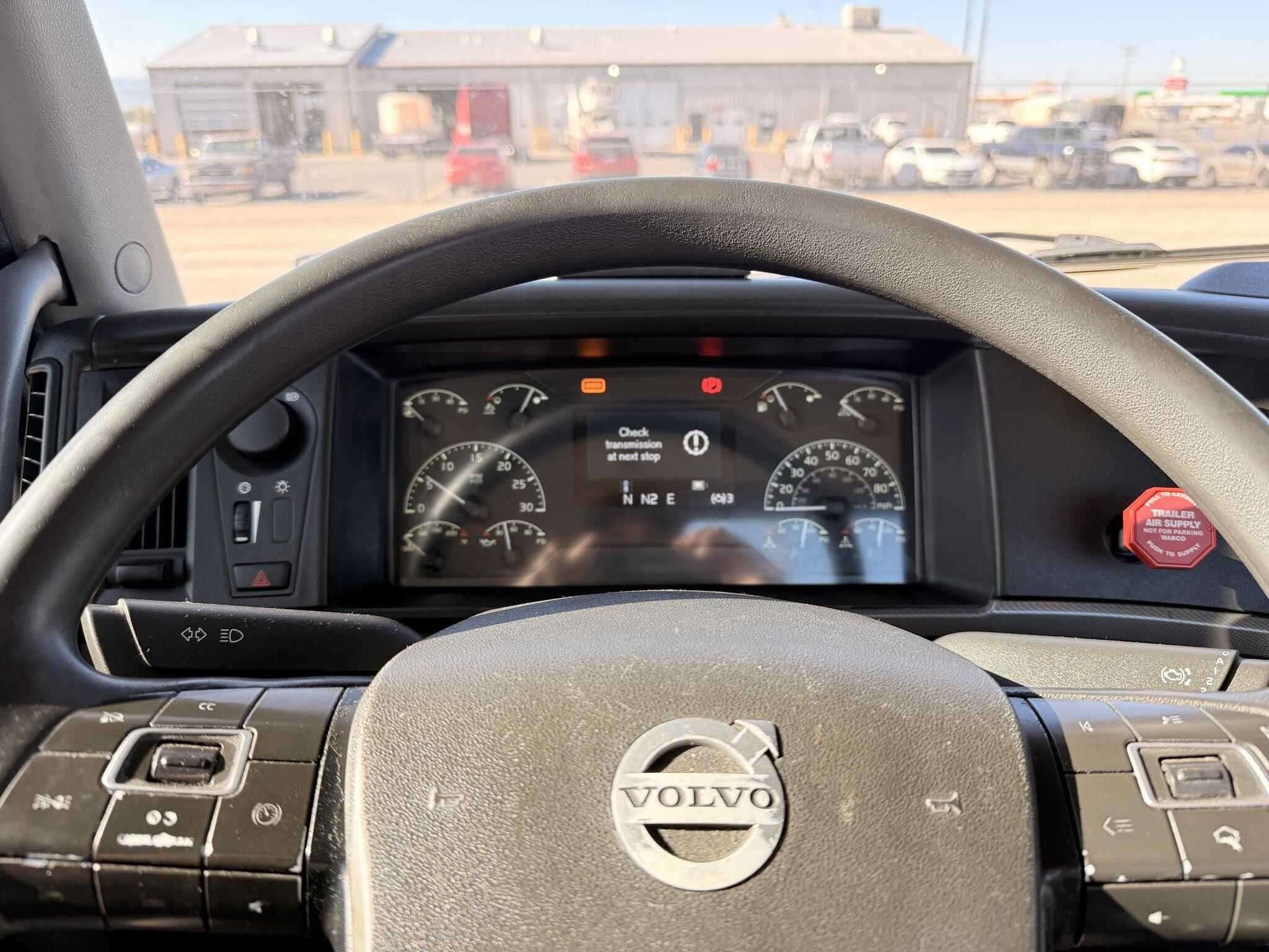 2020 Volvo VNR image 12