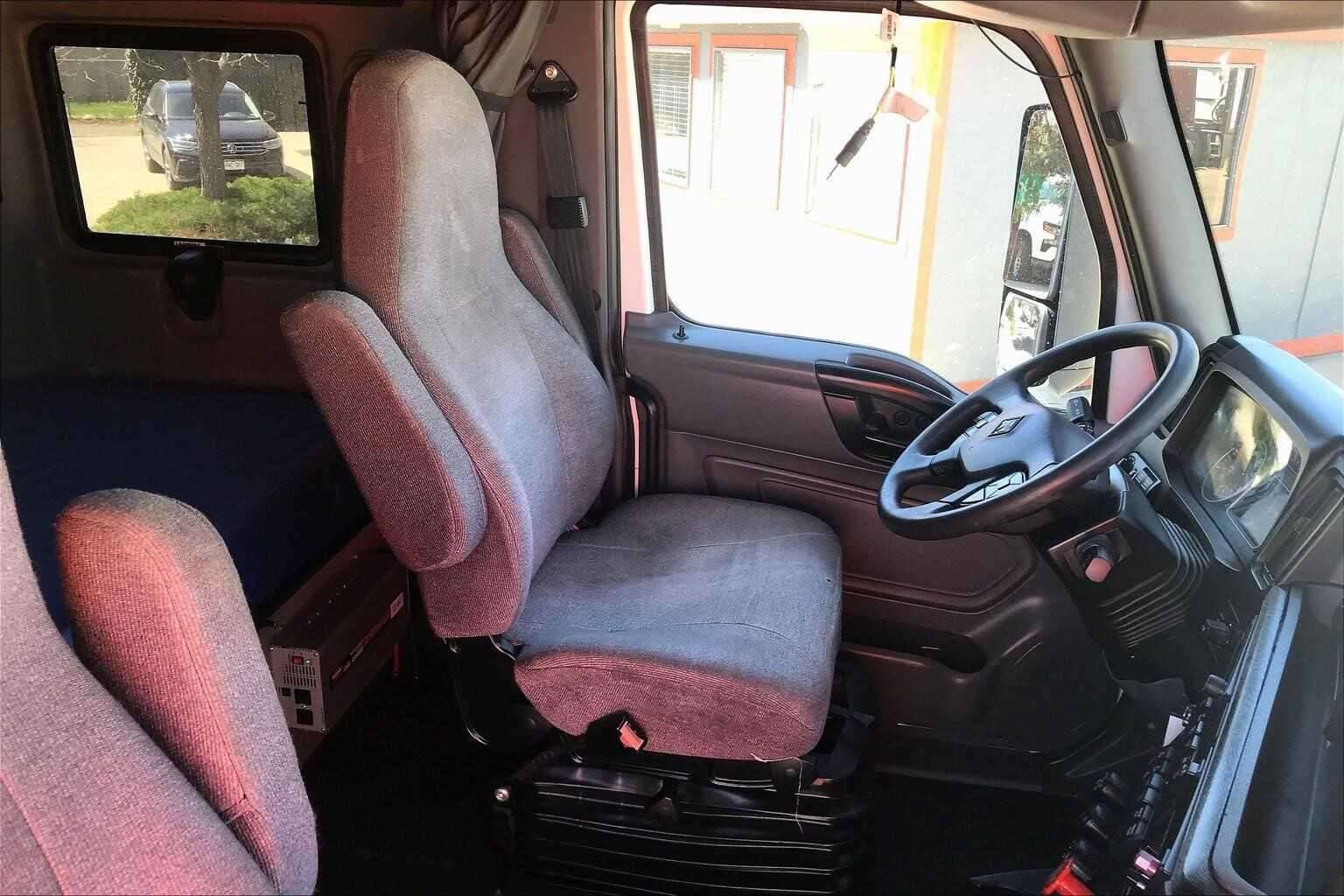 2022 International LT625 image 5