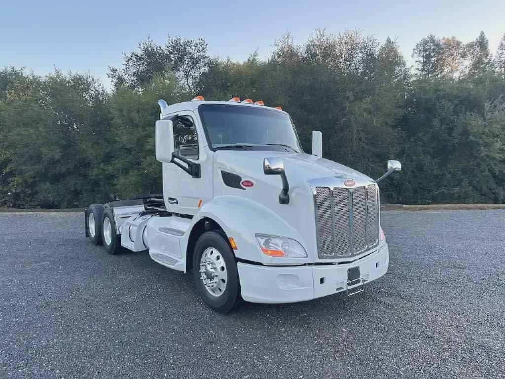 2022 Peterbilt 579 image 1
