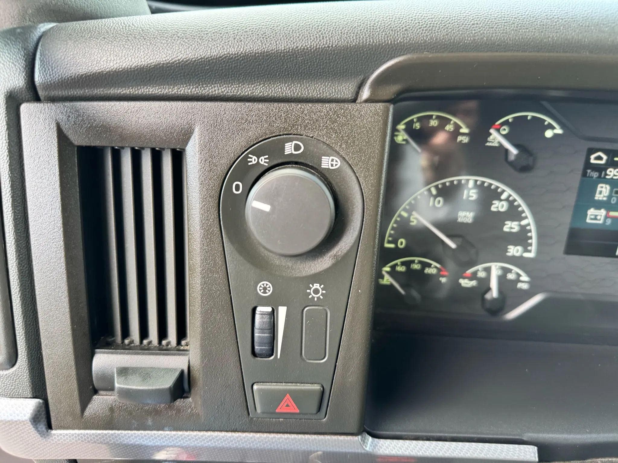 2021 Volvo VNL image 37