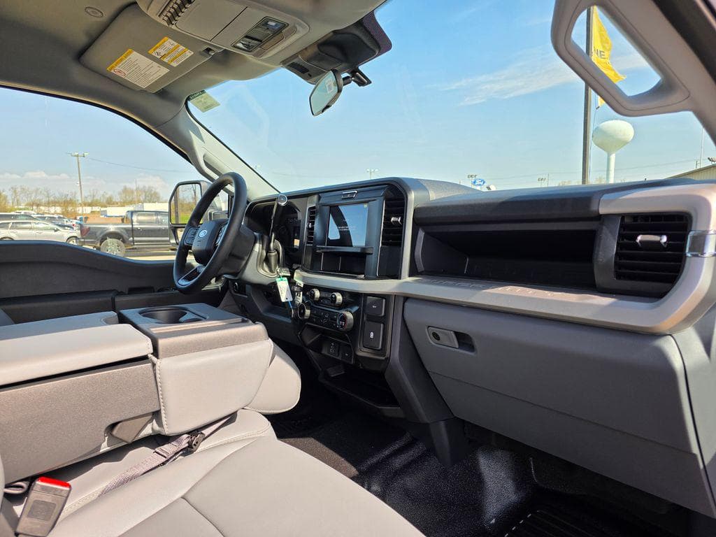 2026 Ford F-450SD XL DRW CAB CHASSIS image 38